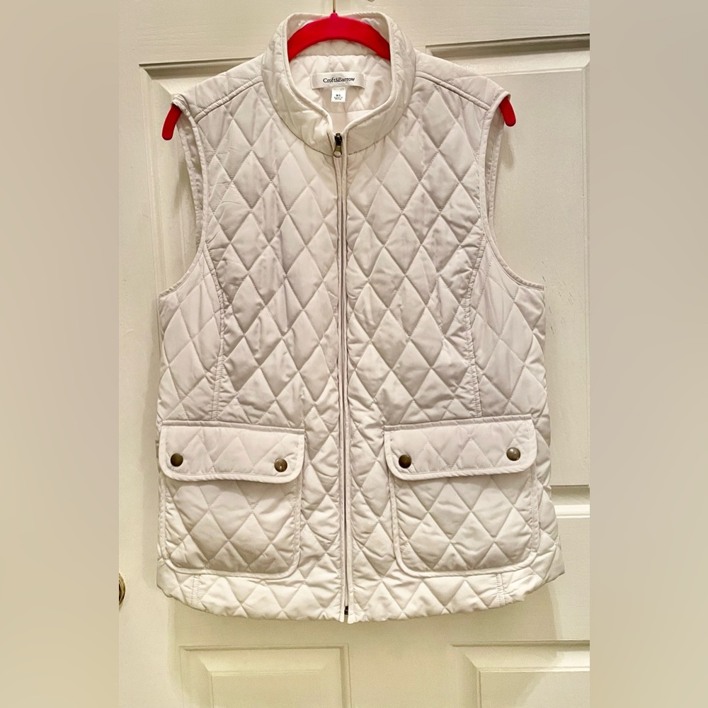 Croft & Barrow Quilted White Vest
SIZE XL    **Great Condition**